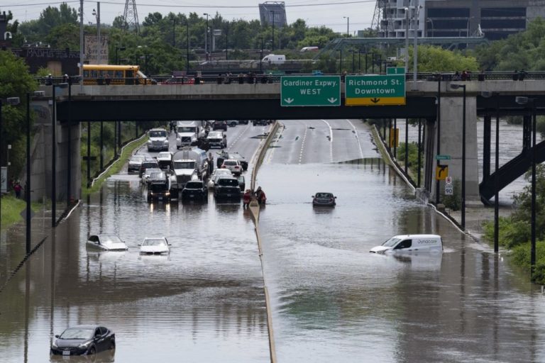 Desastres ambientais: Inundações em Toronto com danos segurados de mais de 940 milhões