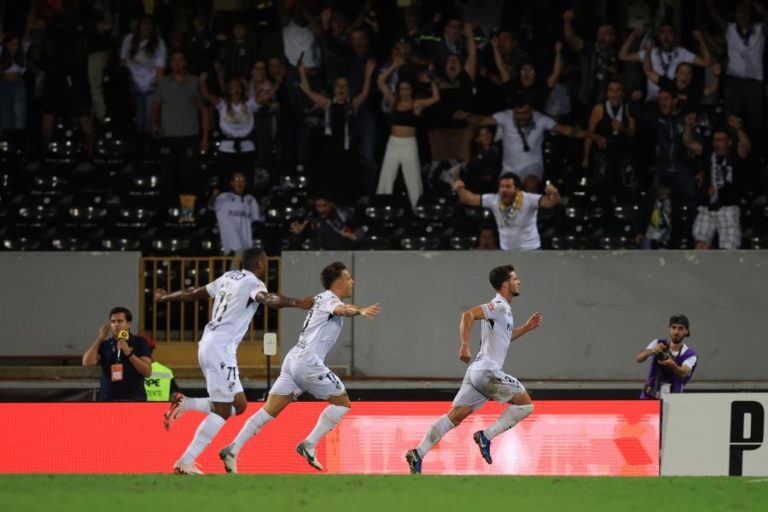 Vitória de Guimarães vence Famalicão e sobe ao grupo dos segundos