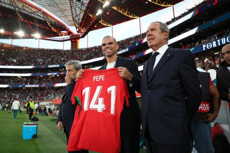 Liga Nações: FPF homenageia Pepe antes de jogo com Croácia com aplauso de Modric