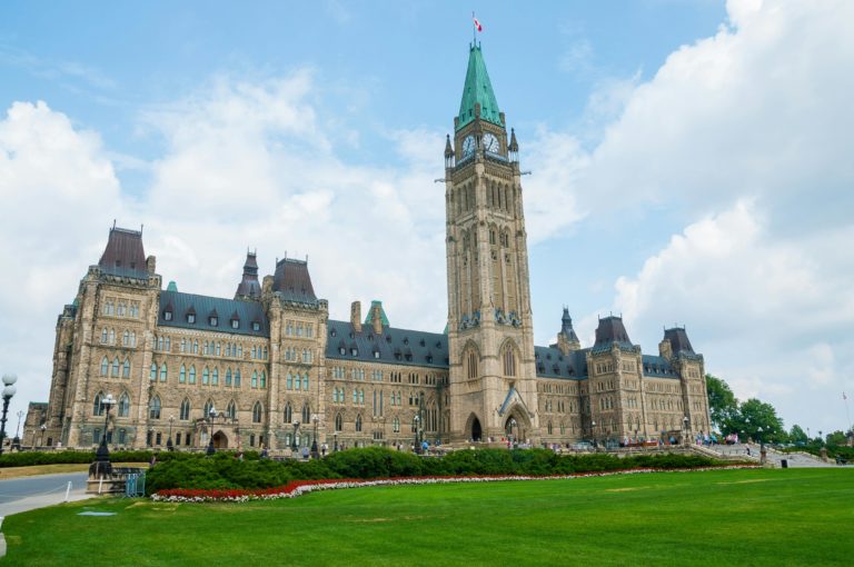 Política: Segurança no Parliament Hill reforçada após episódios de violência política