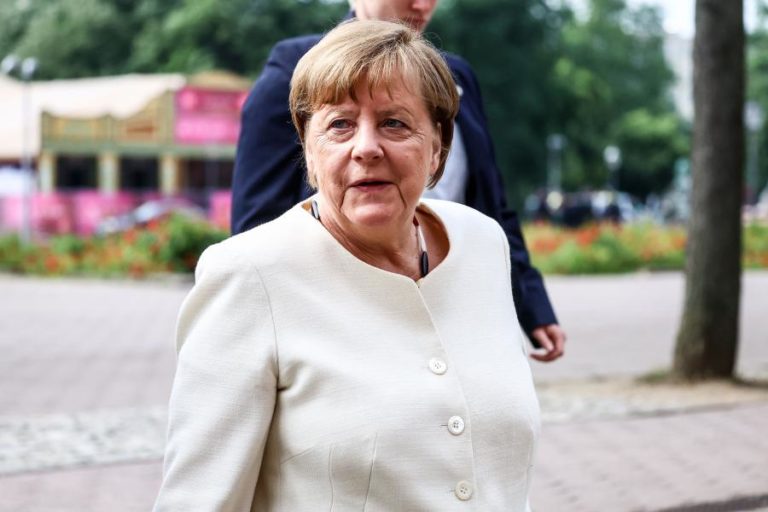 Merkel recorda como “sinais ao mundo” dia em que Putin soltou cadela em plena reunião