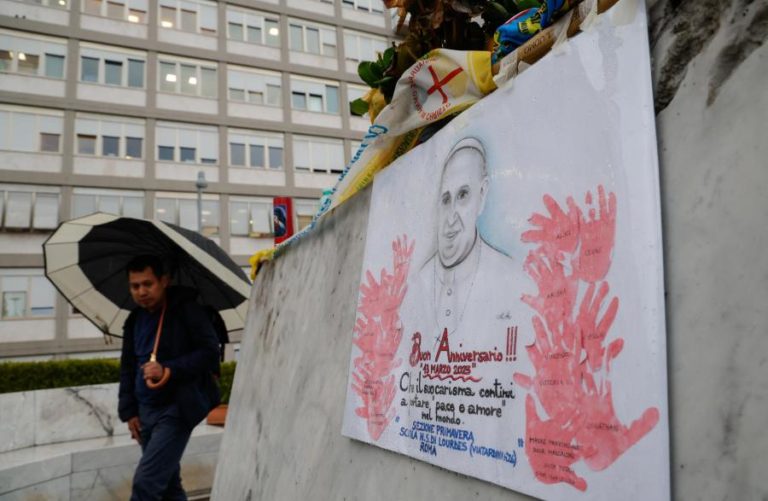 Estado de saúde do papa Francisco “permanece estável”